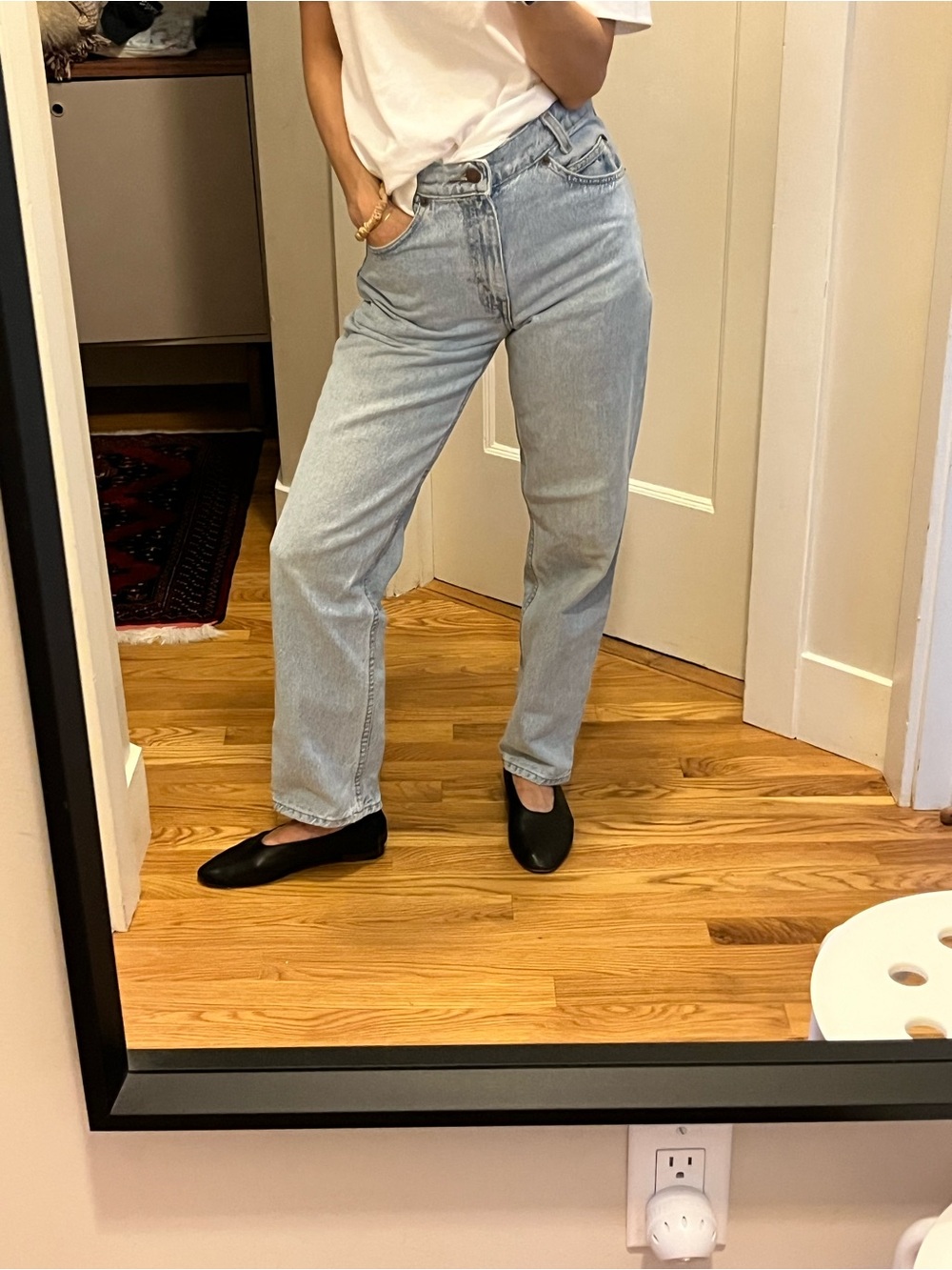Levi's 550 vintage in 90s blue wash. Tag 27 but fits a 23-25.